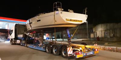 Sailboat transport Salona 380